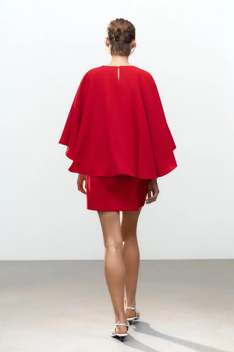 ROBE COURTE CAPE ROUGE