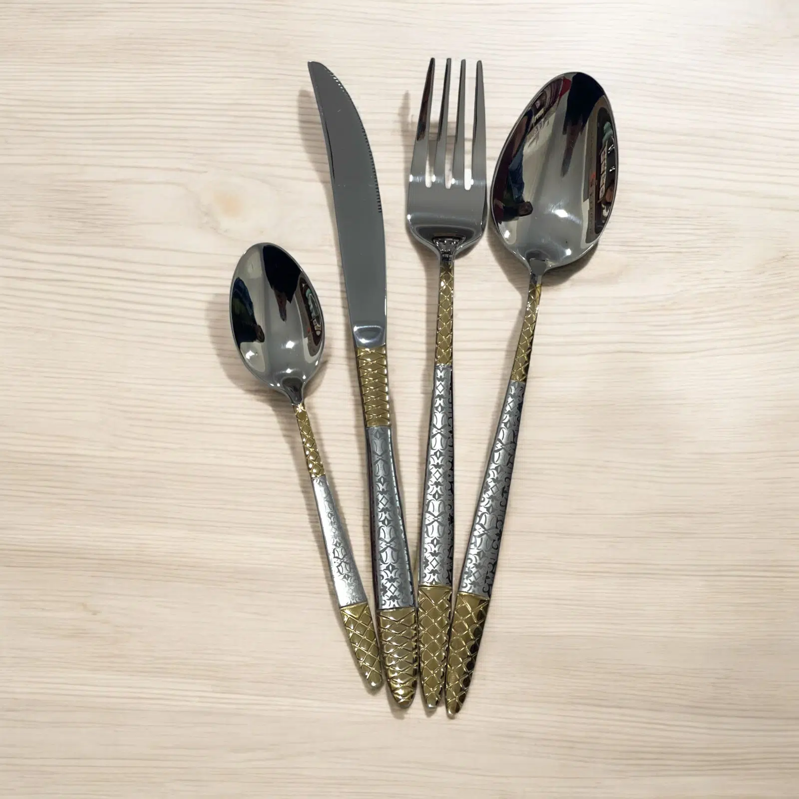 Coffret Ménagère 24 pièces en inox et doré 18/10