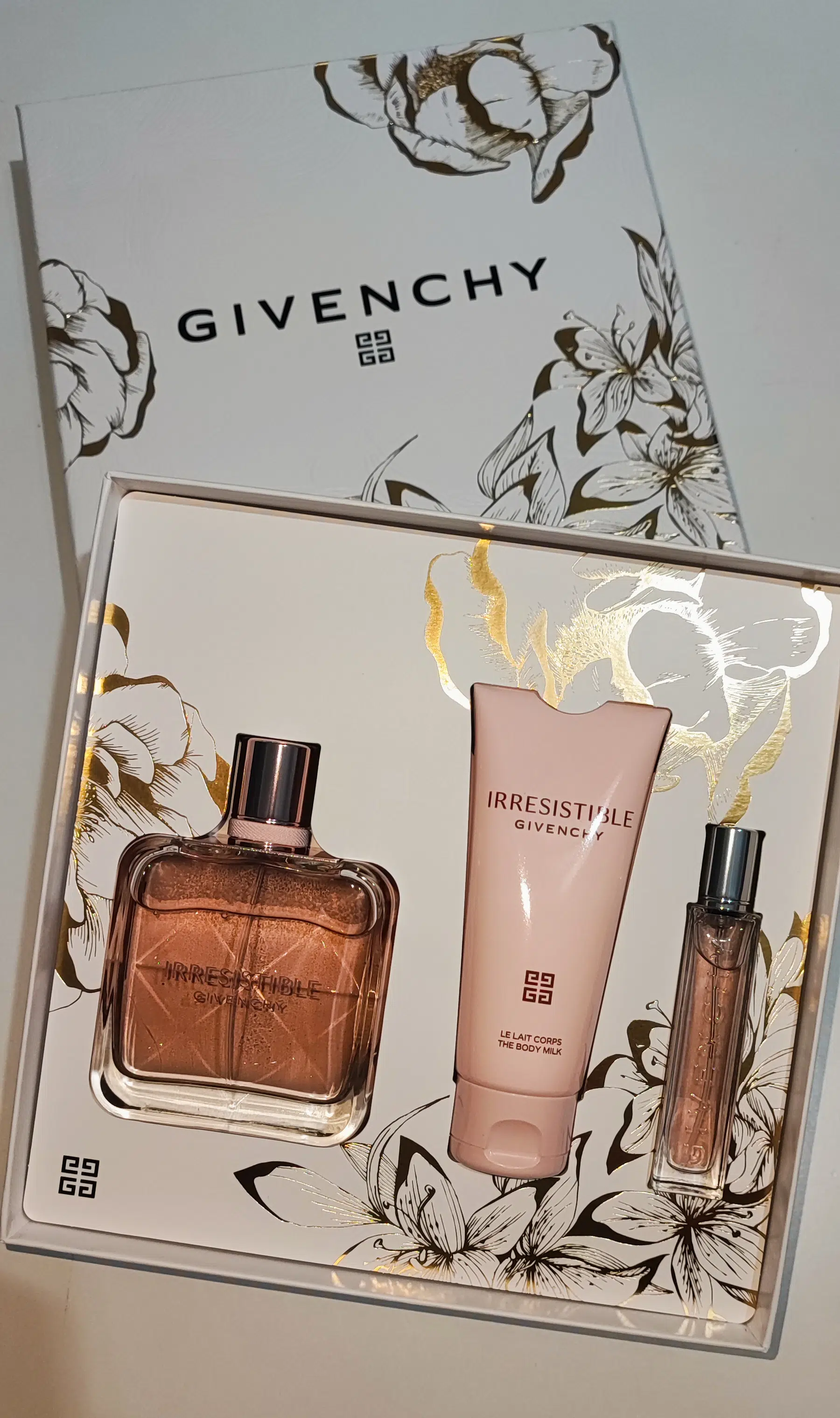 Givenchy irrésistible Edp  ( 80 ml parfum + 75 ml lait + 12,5 ml Miniature)