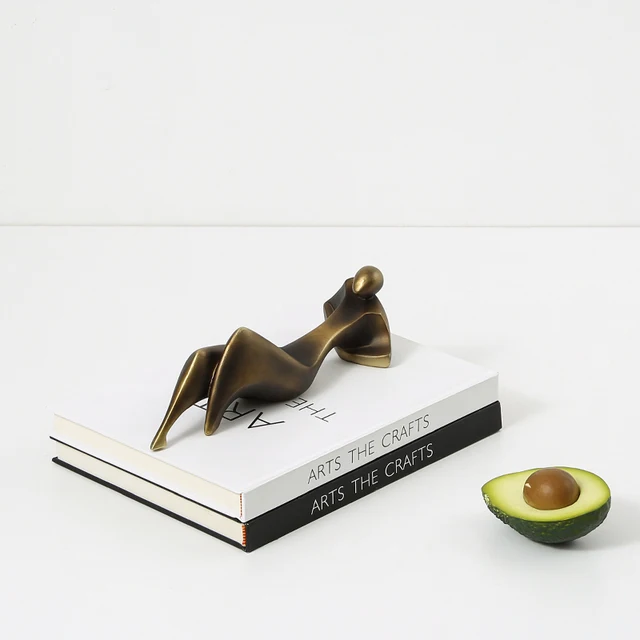 Lying person ornament gold