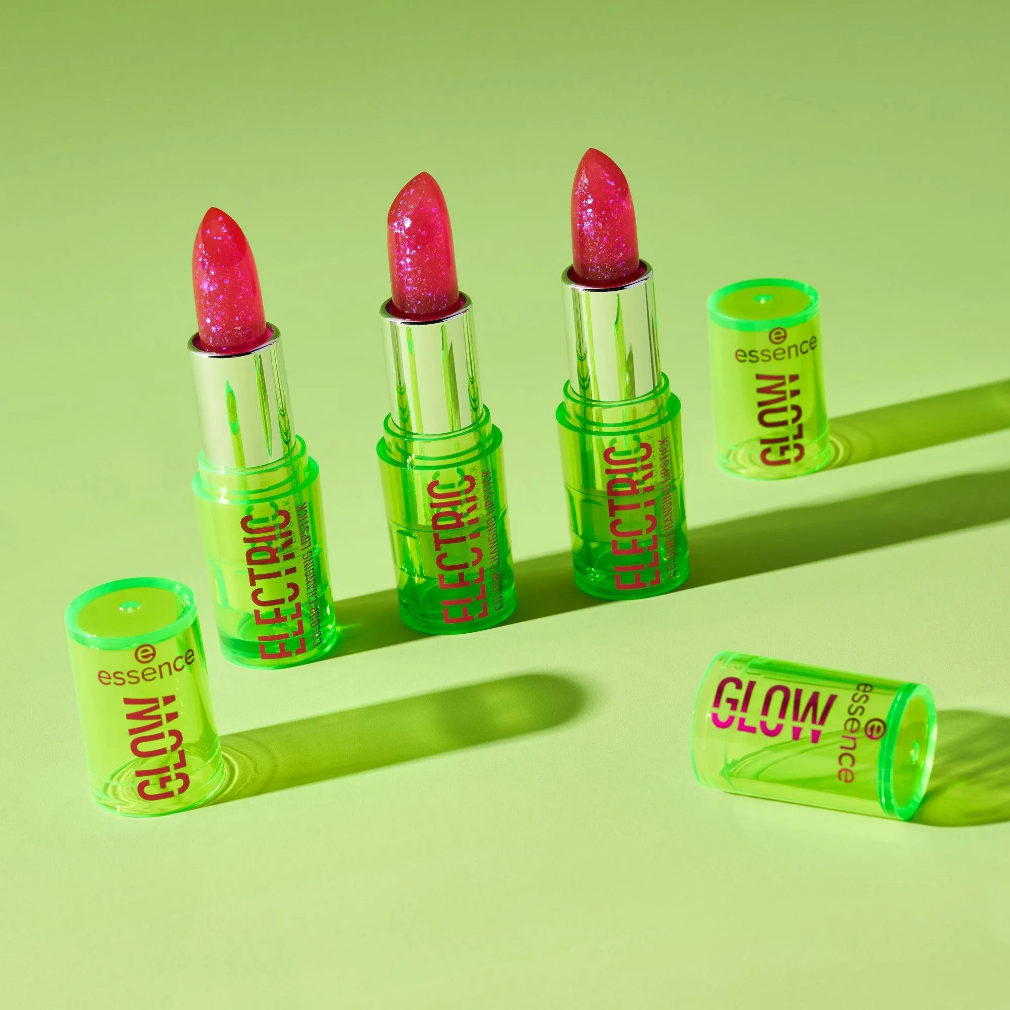 essence - ELECTRIC GLOW rouge à lèvres en stick révélateur de couleur