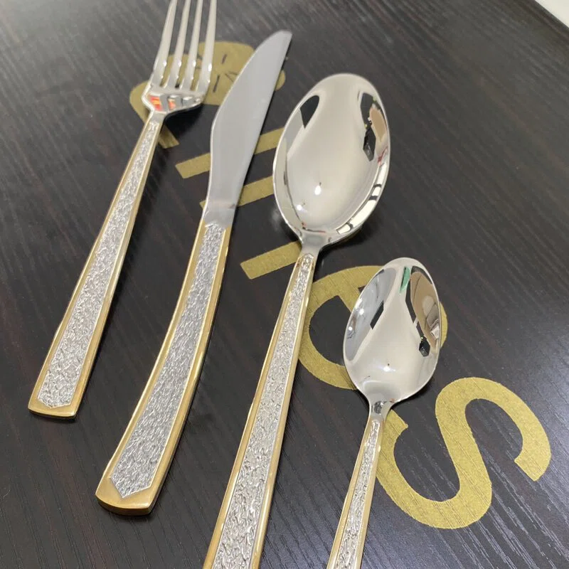 Coffret Ménagère LINES 72 pièces en inox et doré 18/10