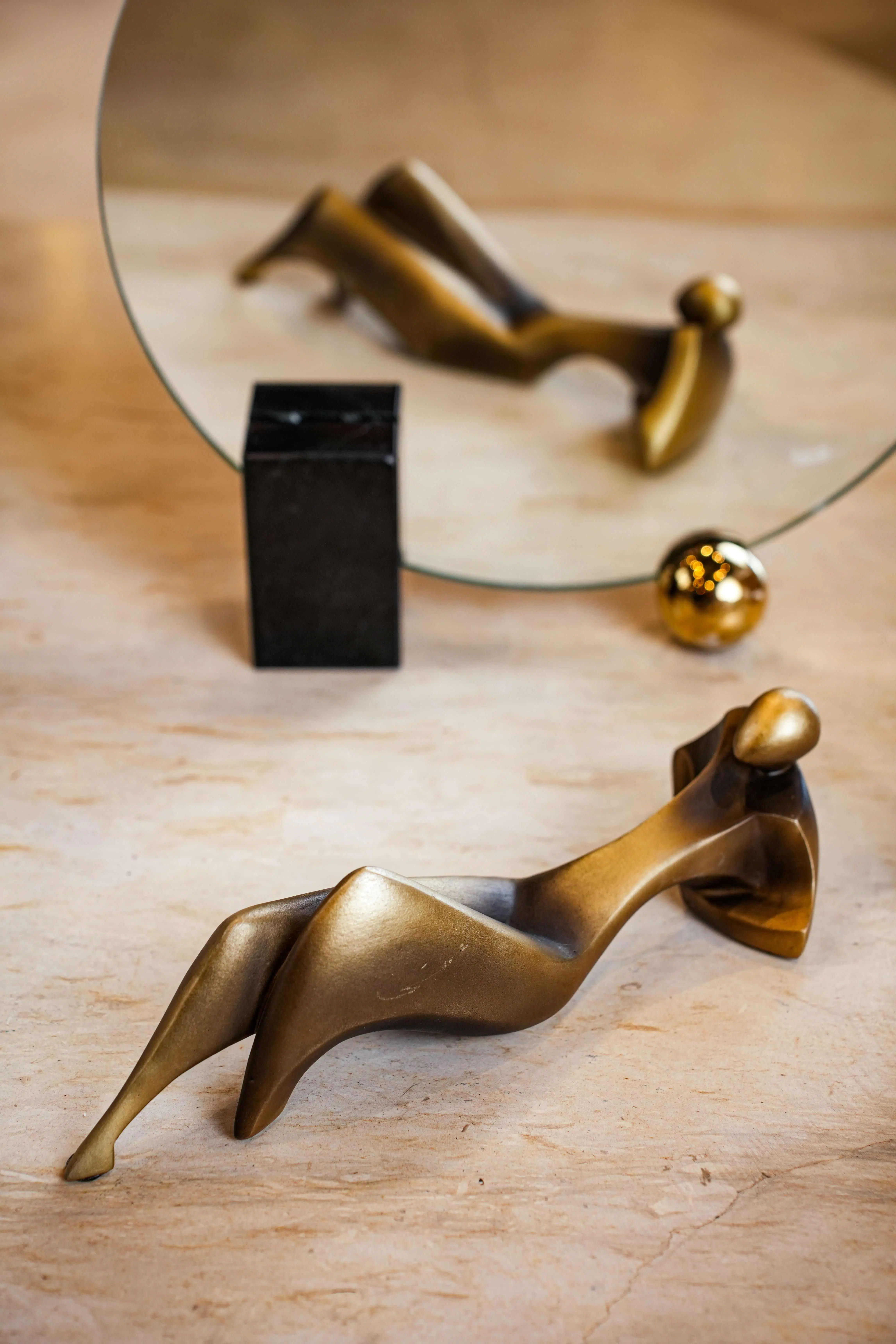 Lying person ornament gold