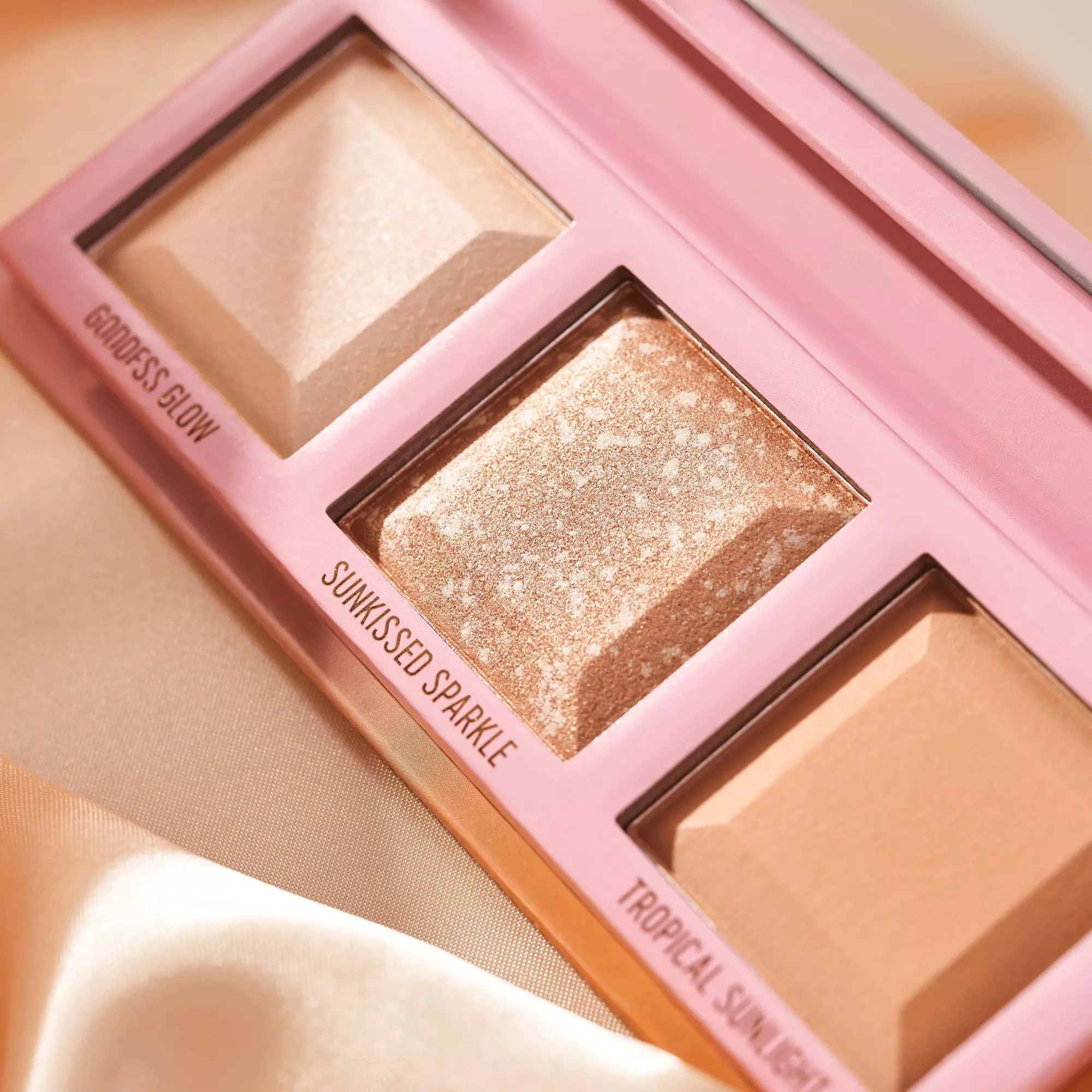 essence - love that GLOW & BRONZE palette illuminateur et bronzeur