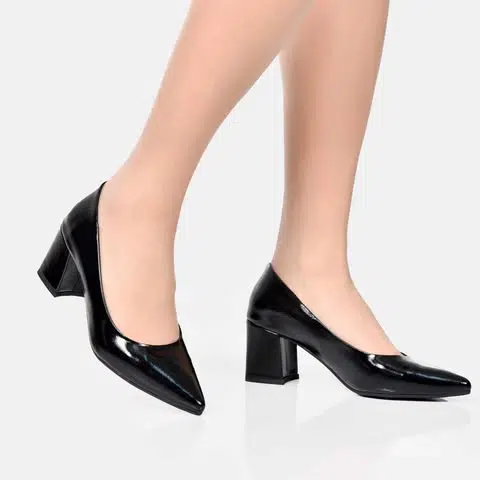 Escarpins Femmes en vernis noir .