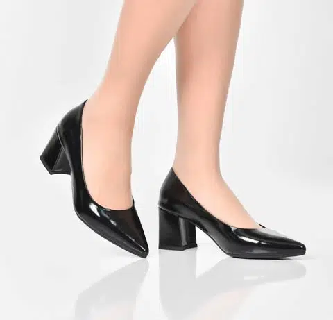 Escarpins Femmes en vernis noir .