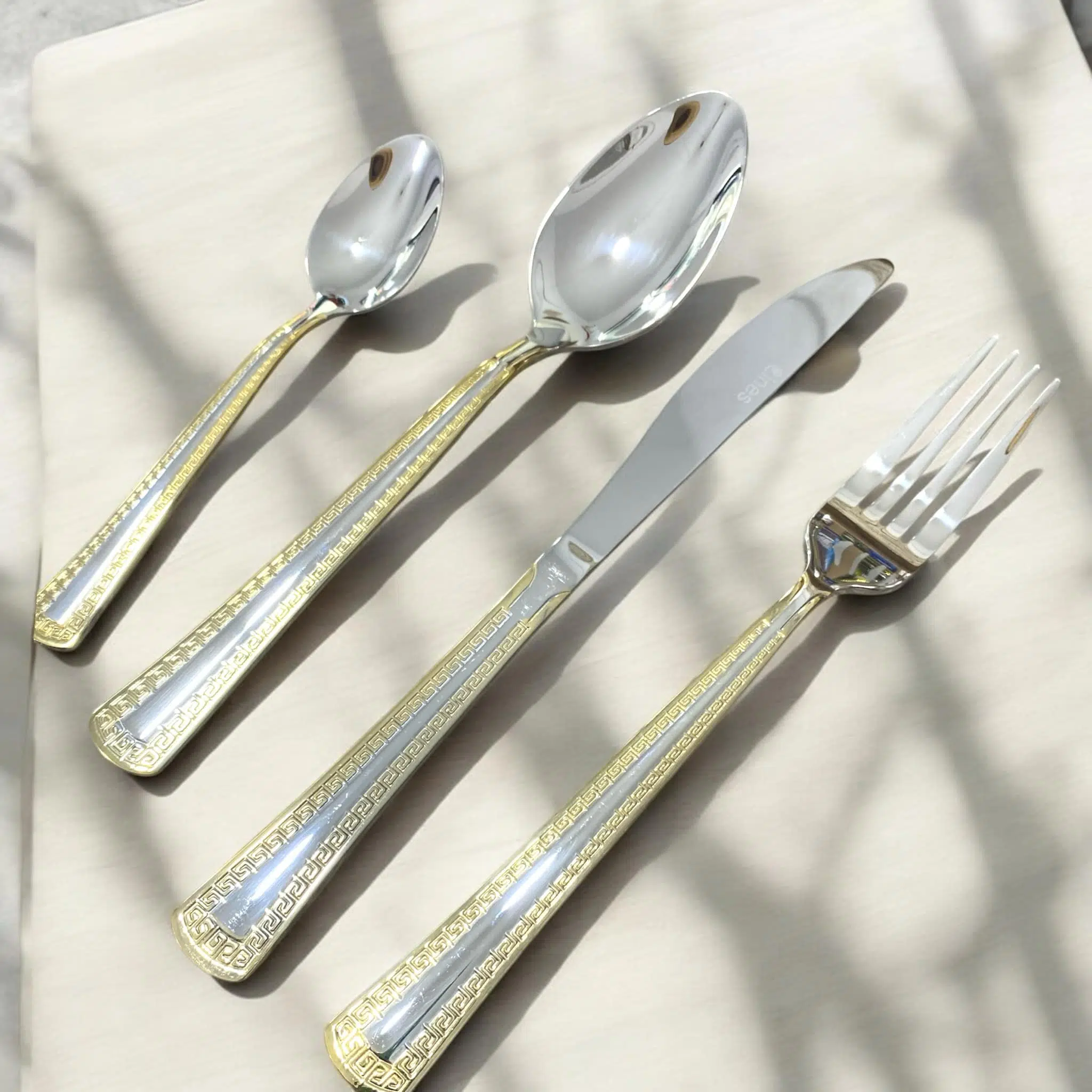 Coffret Ménagère LINES 72 pièces en inox et doré 18/10