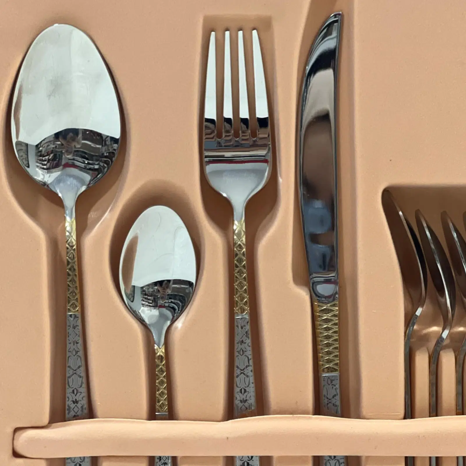 Coffret Ménagère 24 pièces en inox et doré 18/10