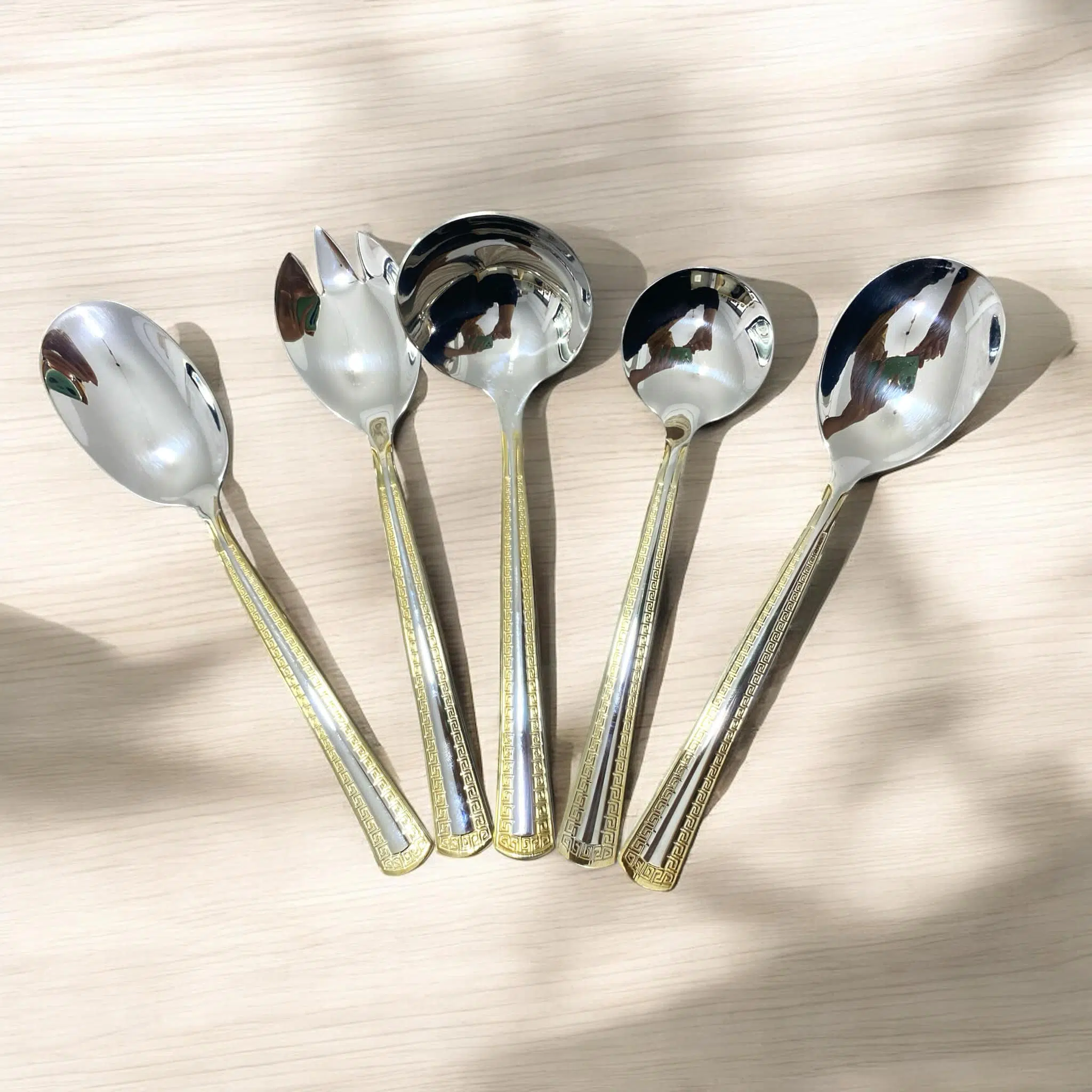 Coffret Ménagère LINES 72 pièces en inox et doré 18/10