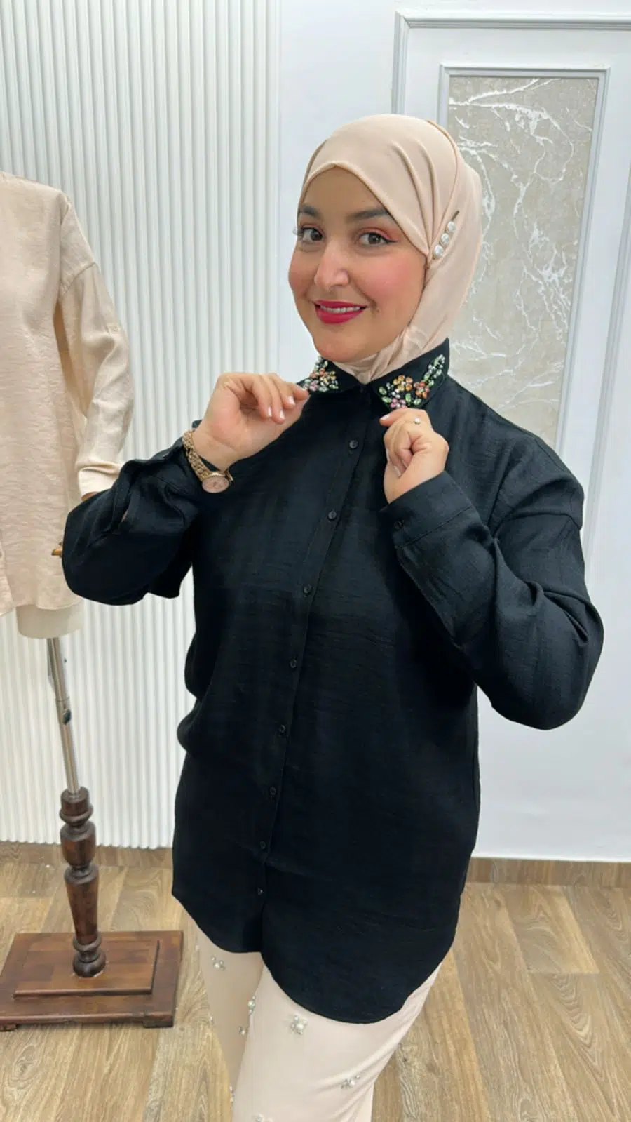 قميص أسود أنيق بياقة مطرزة