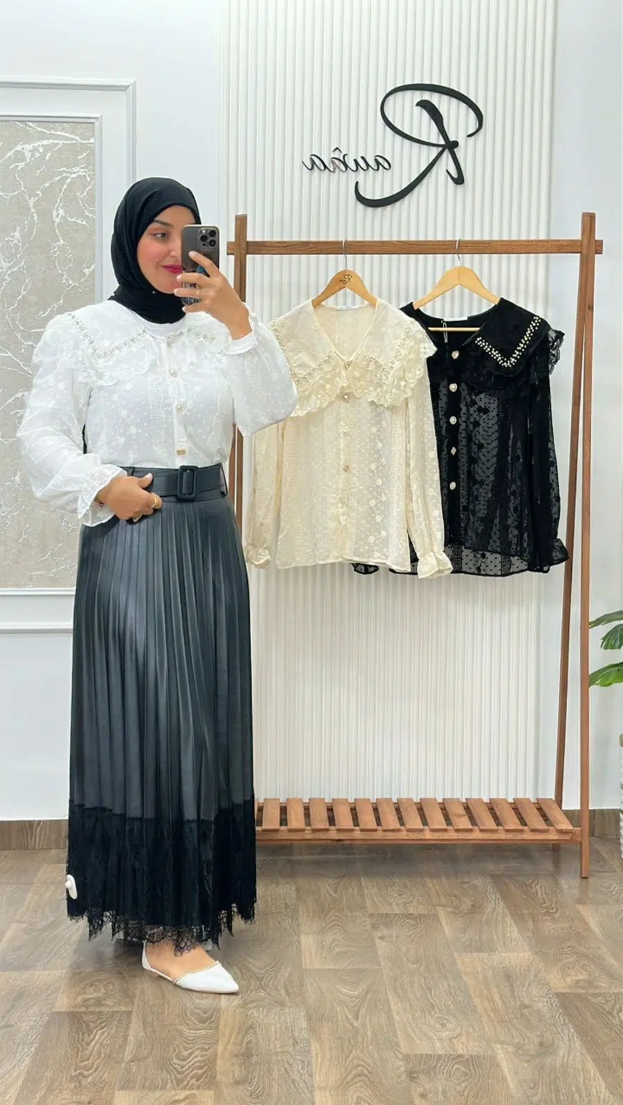 قميص دانتيل أبيض أنيق بتصميم راقٍ ولمسات فاخرة