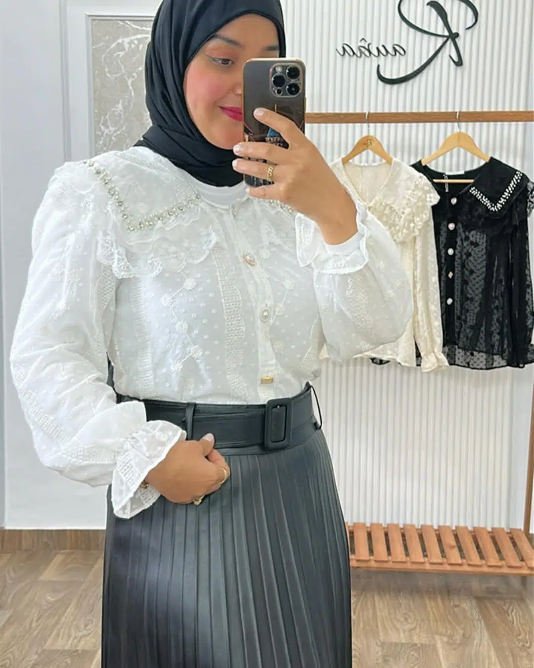 بلوزة بيضاء مزخرفة بالكروشيه والخرز