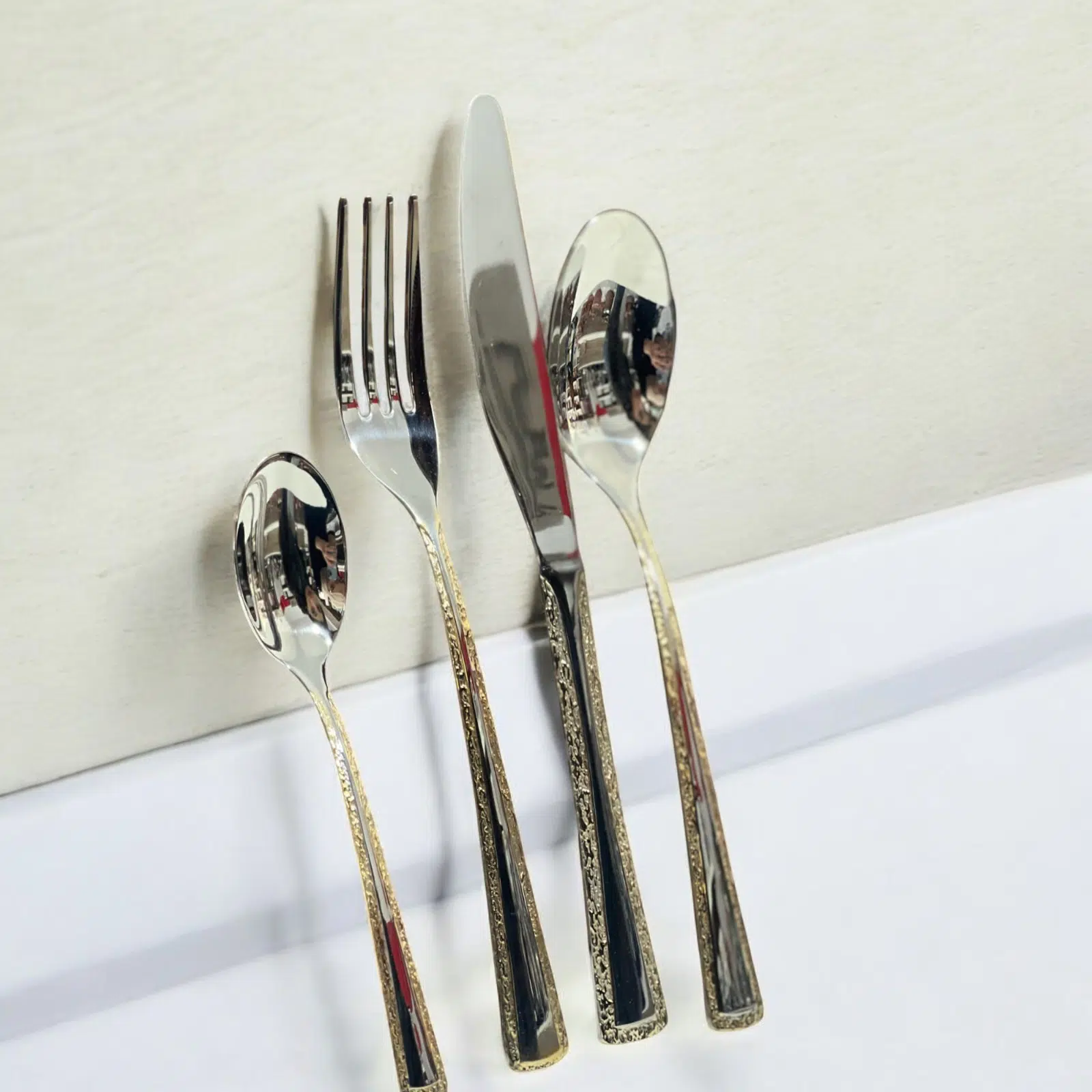 Coffret Ménagère 24 pièces en inox et doré 18/10