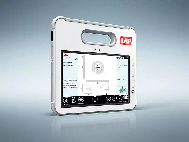 CARINAnav (E) sur tablette PC dotée d’un écran tactile 10,1" et d’une poignée pour une meilleure manipulation. La communication avec le système laser se fait par Bluetooth® et les coordonnées de la planification de traitement peuvent être transférées dans la station de synchronisation par réseau local classique.