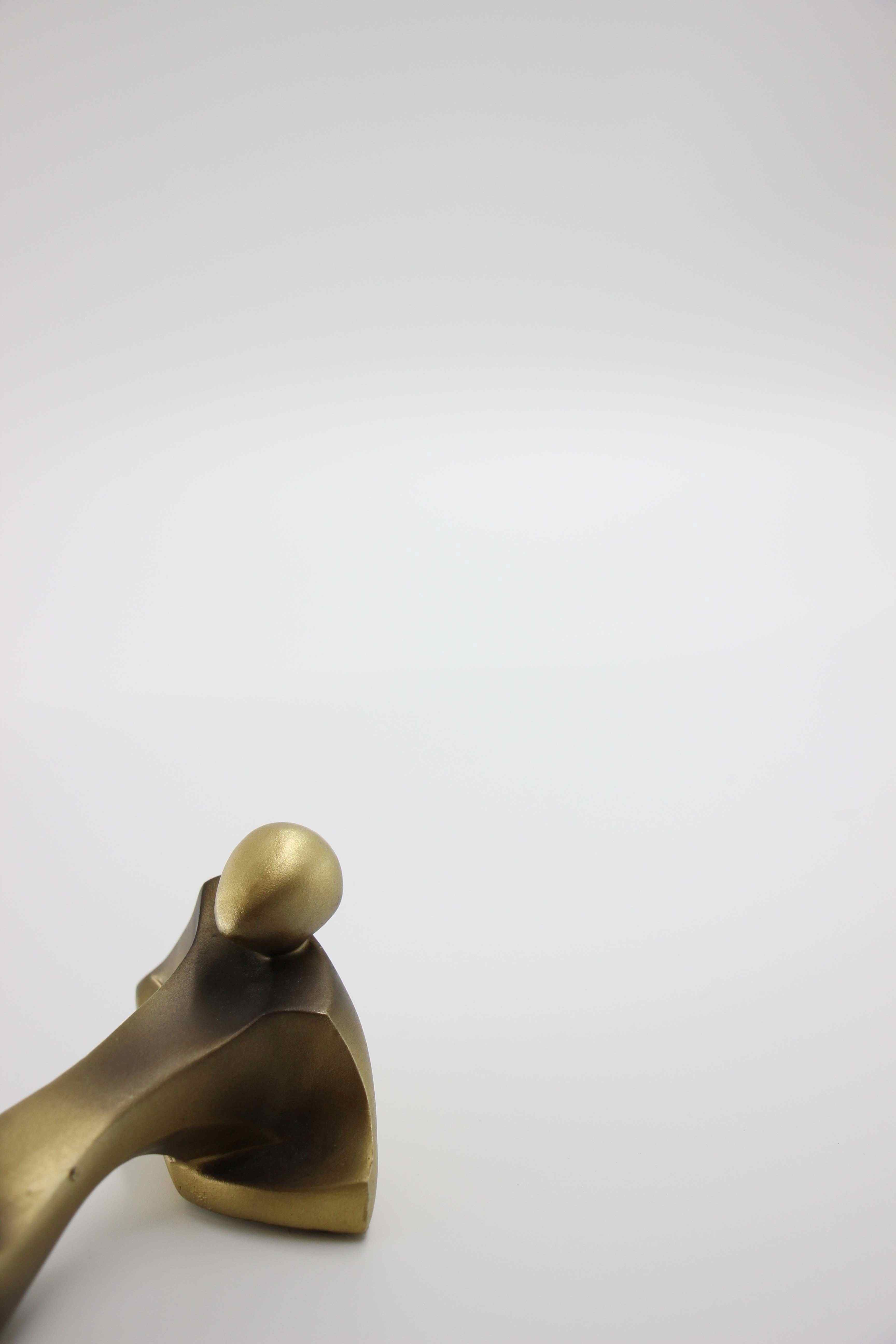 Lying person ornament gold