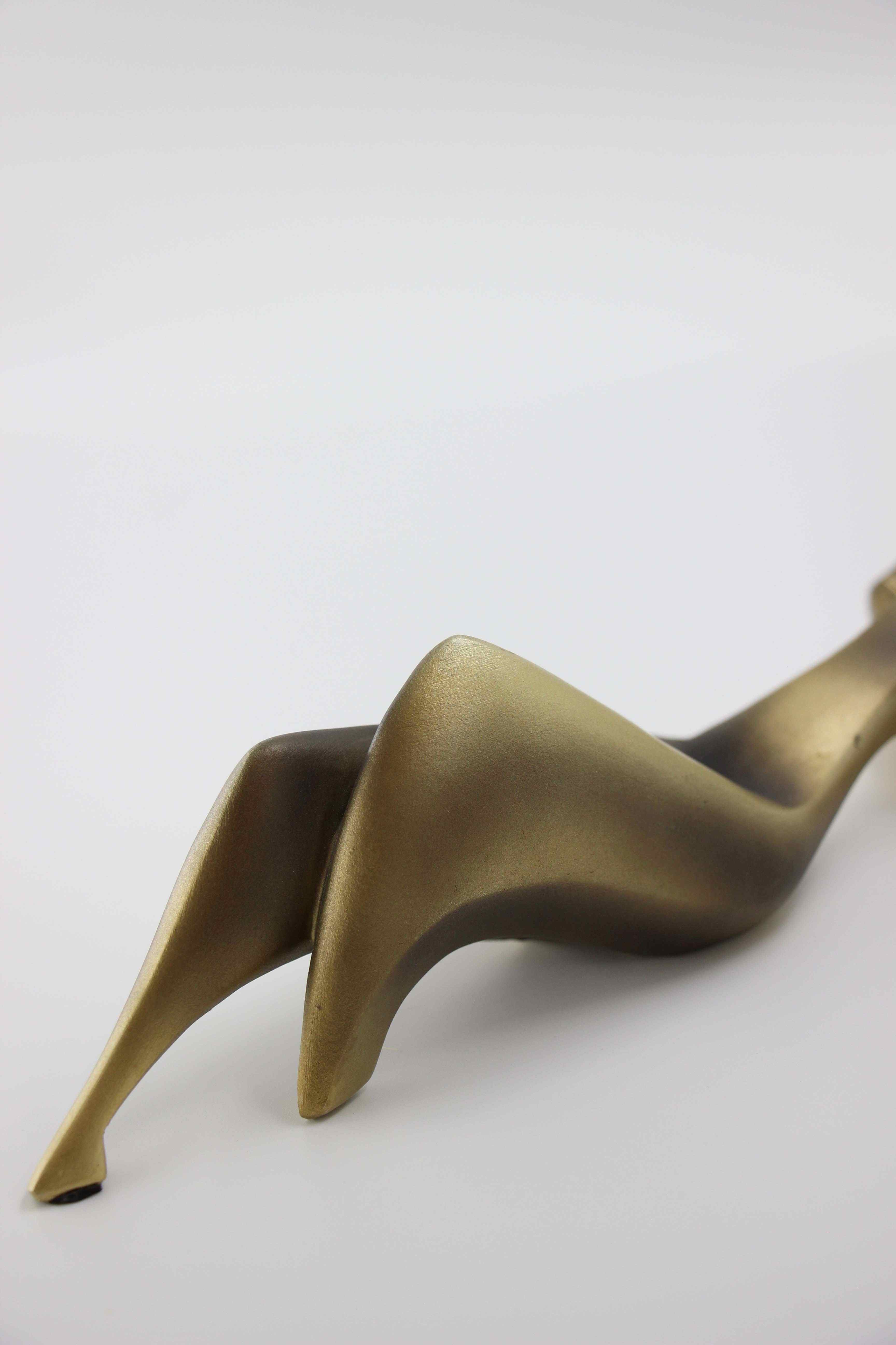 Lying person ornament gold