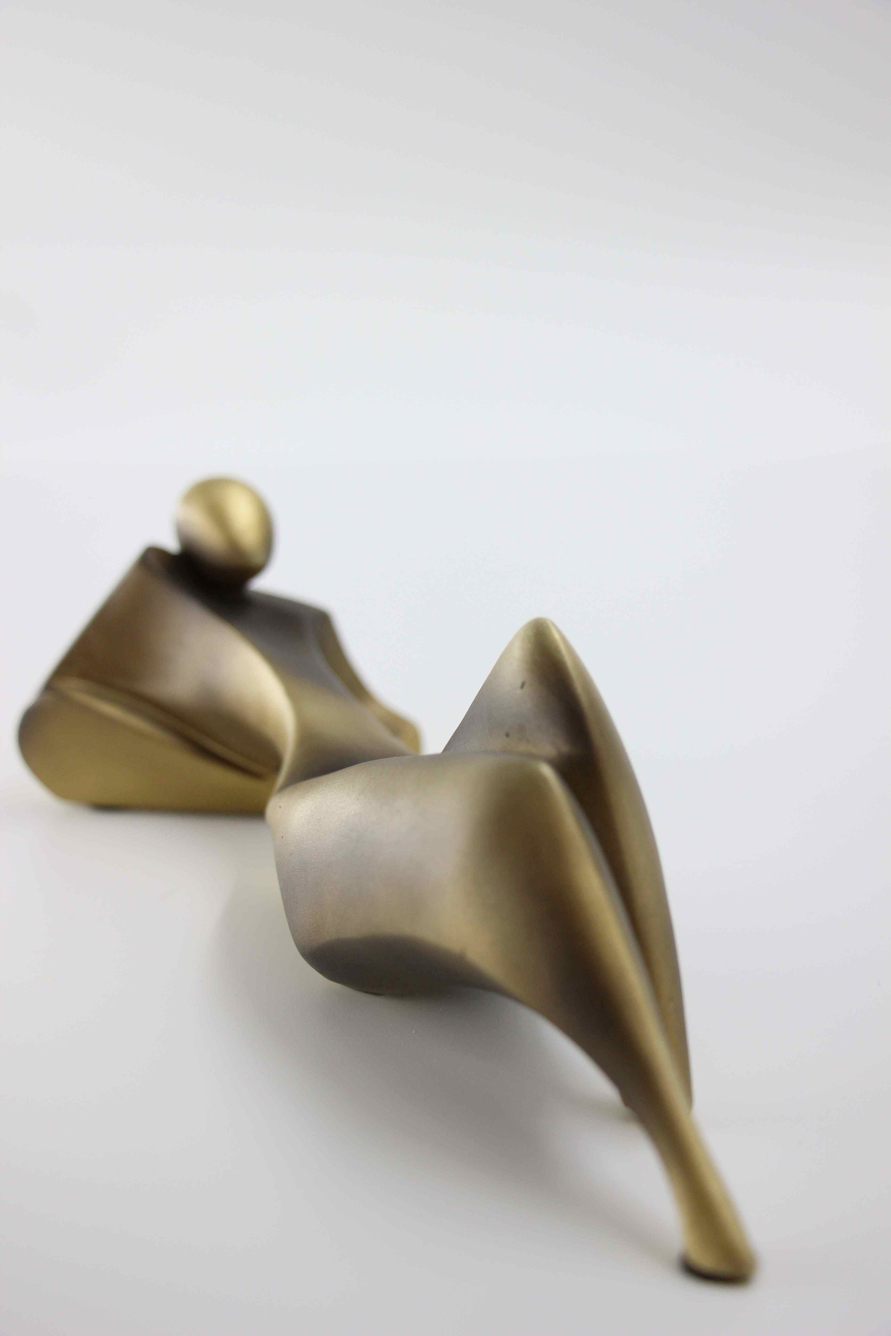 Lying person ornament gold