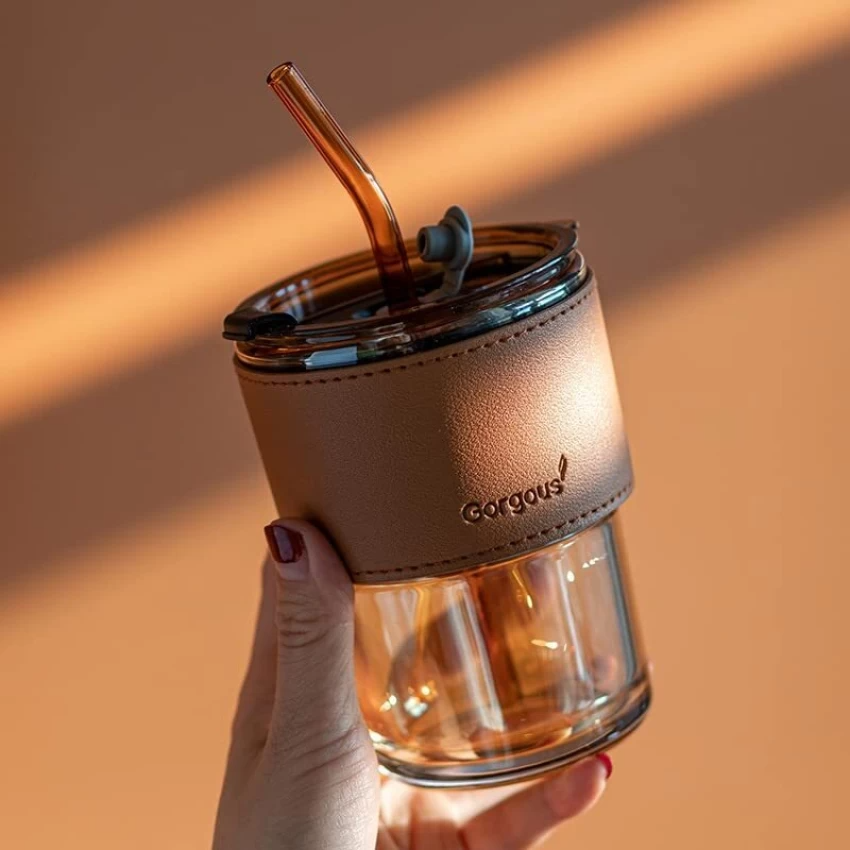 Mug stylé en verre avec paille et couvercle